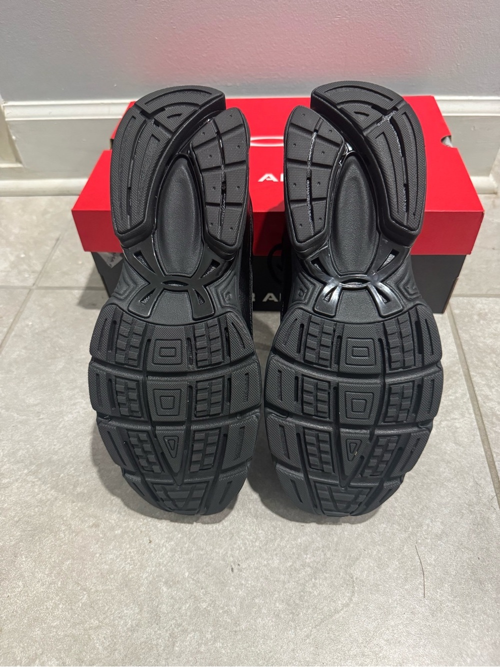 Size 10- Under Armour UA Sola Ultimate Black - Picture 5 of 6